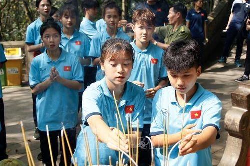 Đội tuyển nữ U20 Việt Nam dâng hương tưởng niệm các Vua Hùng
