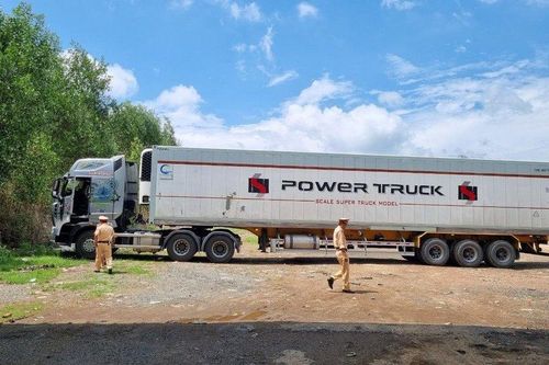 Xe container đi lùi trên cao tốc Long Thành - Dầu Giây