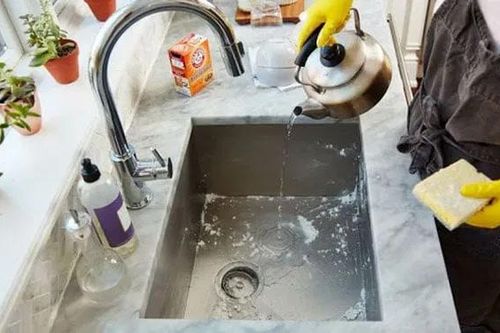 Chậu rửa bát bám bẩn, bốc mùi hôi, dùng ngay nguyên liệu sẵn có trong nhà là sạch thơm
