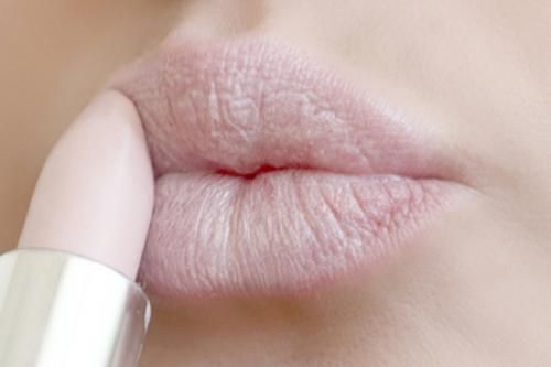 Những tác hại khôn lường khi dùng sai loại son môi