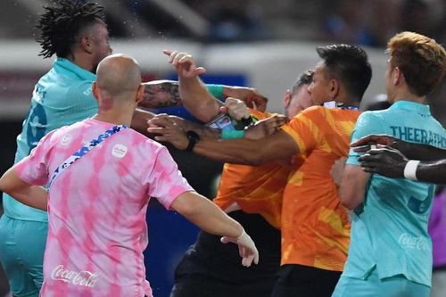 Đồng đội của 'vua chỏ' Theerathon đánh HLV đối thủ ở chung kết Thai FA Cup