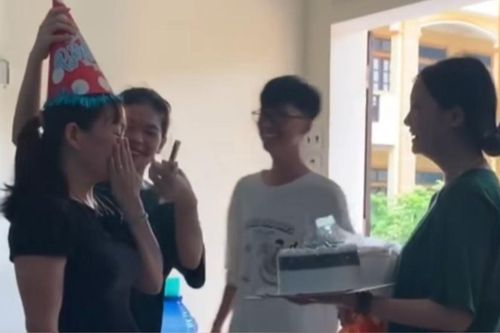 Cô giáo bật khóc trước 'màn kịch' đầy bất ngờ mà cả lớp dày công chuẩn bị để tổ chức sinh nhật cho mình