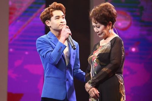 Cháu danh ca Phương Dung: Công việc vô cùng khó khăn, bà là người dẫn tôi đi hát từng show