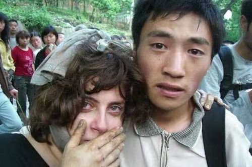 Cuộc hội ngộ đầy nước mắt sau 13 năm tìm kiếm ân nhân trong trận động đất kinh hoàng
