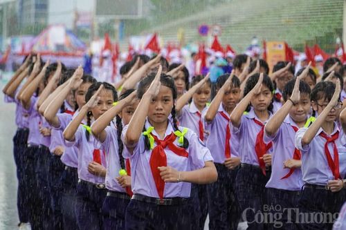 Nha Trang: Hàng nghìn học sinh 'đội mưa' diễu hành nghi thức Đội, múa dân vũ