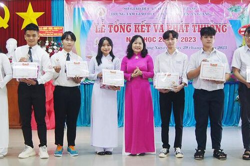 Trung tâm Giáo dục thường xuyên An Giang khen thưởng 159 học sinh khá, giỏi