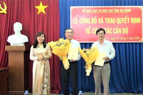 Giám đốc Sở Giáo dục và Đào tạo An Giang trao quyết định 2 cán bộ ở TP. Châu Đốc