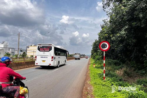 Biển báo giao thông bị tô đen