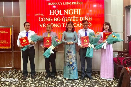 Thành ủy Long Khánh công bố nhiều quyết định về công tác cán bộ
