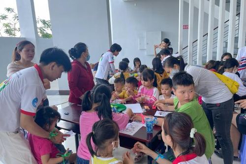 Đoàn trường Đại học Tôn Đức Thắng: Tổ chức hoạt động vui chơi, tặng quà cho gần 100 thiếu nhi