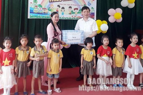 Thăm, tặng quà trẻ em tại Đình Lập, thành phố Lạng Sơn, Lộc Bình và Chi Lăng