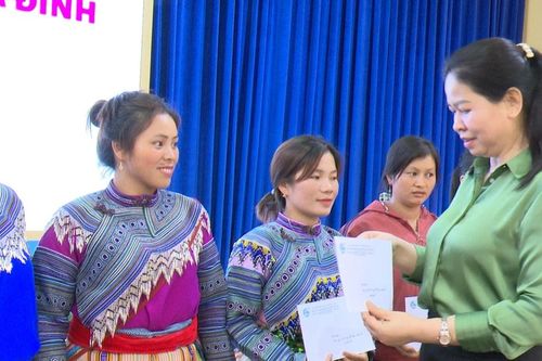 15 hội viên phụ nữ xã Thải Giàng Phố được trao vốn vay từ dự án 'Góp tiếng nói - thêm bình đẳng'