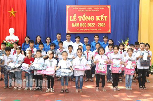 Đoàn Thanh niên Bệnh viện Đa khoa Ninh Bình tặng quà học sinh có hoàn cảnh khó khăn tại xã Gia Thủy