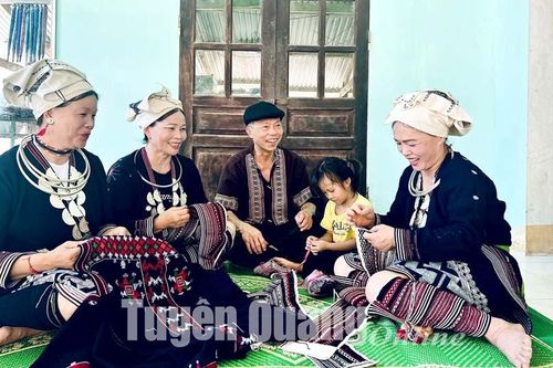 Trọn lòng với Bản Pình
