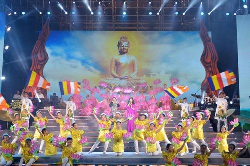 Đêm nghệ thuật 'Lửa thiêng rực sáng sử vàng' tại Việt Nam Quốc Tự