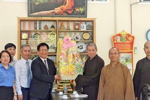 Khánh Hòa: Lãnh đạo Thành ủy TP.Nha Trang thăm và chúc mừng Phật đản, tại chùa Long Sơn