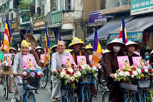 TP.HCM: Ban Trị sự GHPGVN Q.Phú Nhuận diễu hành xe hoa mừng Phật đản