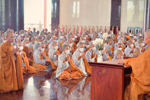Đức Pháp chủ GHPGVN sách tấn Tăng, Ni sinh Học viện Phật giáo VN tại TP.HCM trong lễ tác pháp an cư