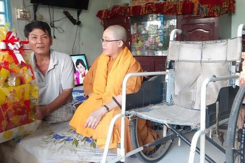 Các tự viện tại nhiều địa phương chia sẻ với người nghèo nhân mùa Phật đản