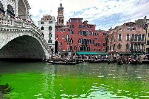 Venice điều tra màu nước xanh bất thường trên kênh đào
