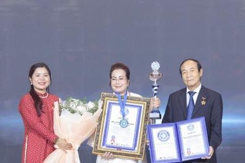 1.000 ấm trà tử sa của người phụ nữ Việt Nam 'ẵm' 2 Kỷ lục Thế giới