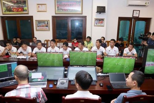 V-League cần nâng cấp trọng tài trước, dùng VAR sau