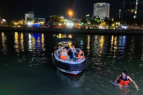 Giải cứu tàu chở 70 du khách mắc cạn ở sông Hàn