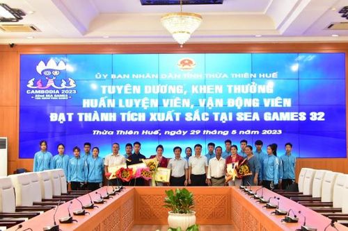 Khen thưởng hai chị em ruột đoạt huy chương Vàng môn Vật tự do tại SEA Games 32