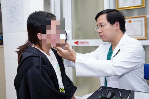 Tốn cả trăm triệu trị sẹo ở Spa, mặt cô gái trẻ vẫn 'như tổ ong'