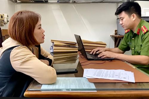 Bắt giữ 'tú bà' môi giới bán dâm cho 2 nữ sinh dưới 18 tuổi