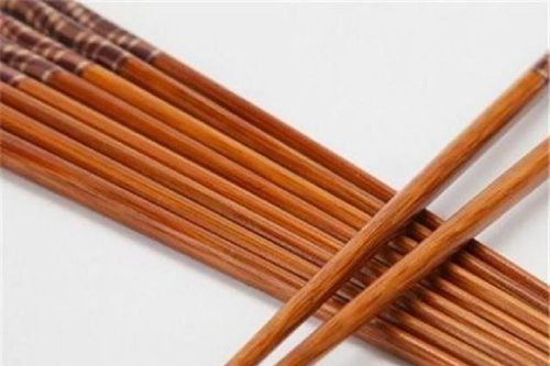 Mẹo phân biệt đũa gỗ tự nhiên và đũa nhuộm phẩm màu