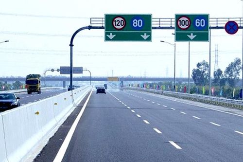 Hà Nội mở đợt cao điểm truyền thông 'Hãy tuân thủ tốc độ quy định'