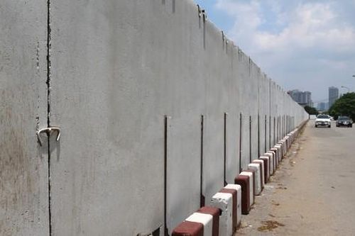 Hà Nội: Hàng rào bê tông 'mọc' giữa đường vành đai 2.5 khiến người dân gặp nhiều bất tiện