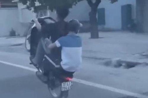 Kinh hãi thanh niên 'bốc đầu' xe máy trên Quốc lộ 1A
