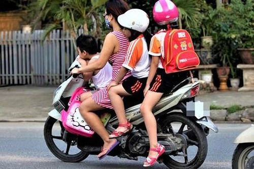 Chở trẻ nhỏ bằng xe máy, cha mẹ cần lưu ý những gì?