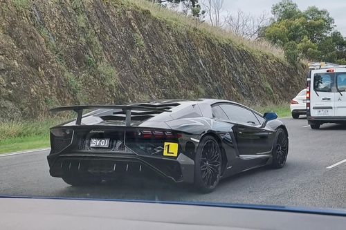 Sử dụng Lamborghini Aventador SV làm xe tập lái