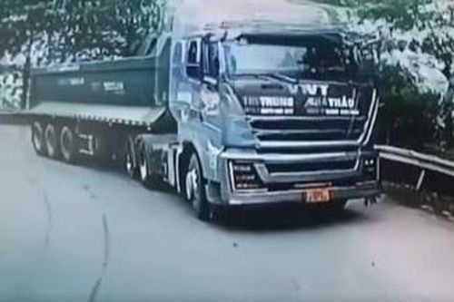 Công an vào cuộc vụ tài xế xe tải lấn làn khi leo đèo ở Lào Cai