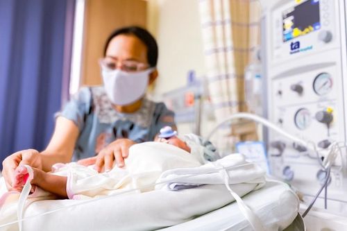 Hành trình chuyển viện cứu sống bé sinh non 25 tuần