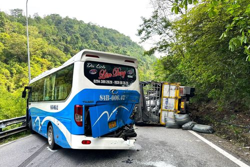 Ôtô tải va chạm xe khách, đèo Bảo Lộc ùn tắc