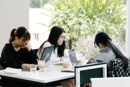 Nhân viên và sếp không ai chịu ai