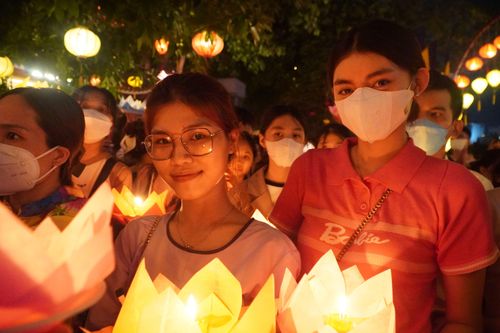 Người dân TP.HCM chen chúc đi thả hoa đăng mừng Phật Đản