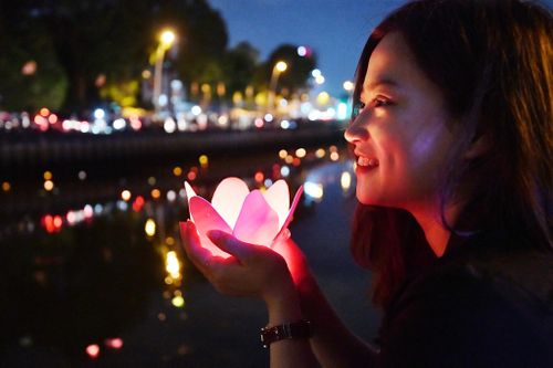 Người dân TP.HCM đổ về chùa Pháp Hoa thả hoa đăng mừng lễ Phật Đản