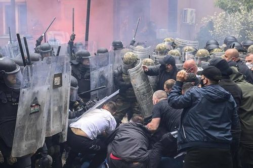 Hàng chục binh sĩ gìn giữ hòa bình NATO bị thương ở Kosovo