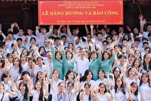Lễ trưởng thành và lời nhắn nhủ của thầy hiệu trưởng về trách nhiệm tuổi 18