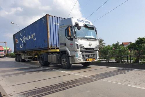 Dẹp nạn xe quá tải trên Quốc lộ 5