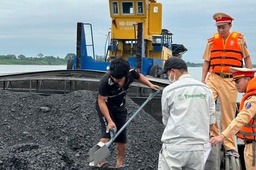 Bắt giữ xà lan chở 7.000 tấn than không hóa đơn, chứng từ