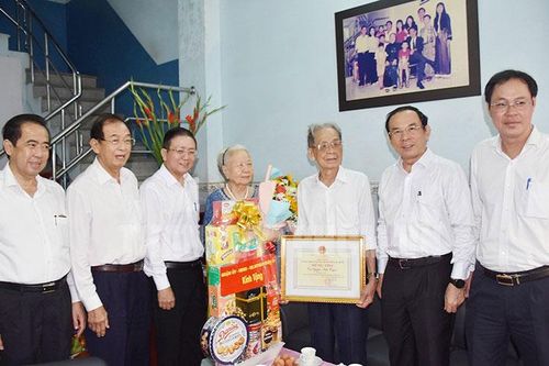 Bí thư Thành ủy Thành phố Hồ Chí Minh thăm, chúc thọ người cao tuổi