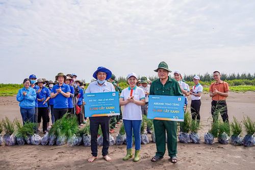 Trồng hơn 13.000 cây phi lao tại rừng phòng hộ ven biển Tiền Giang
