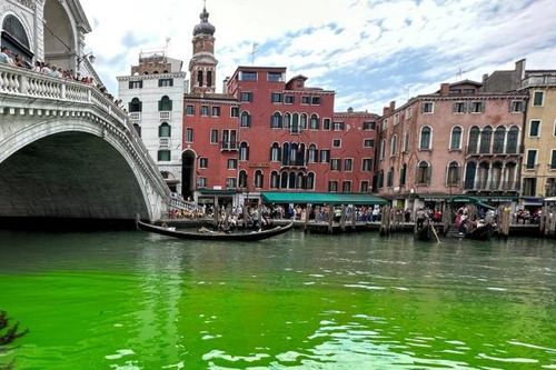 Ngoài kênh đào Grand ở Venice, dòng sông nào cũng đổi màu bất thường?