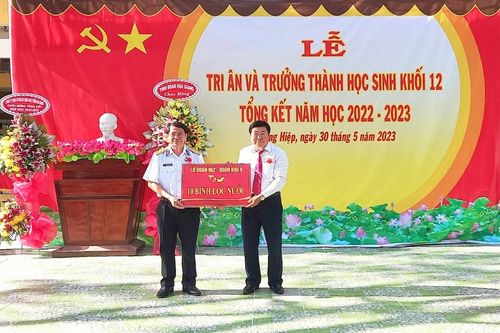 Học sinh khó khăn ở Hậu Giang được chia sẻ phương tiện đến trường